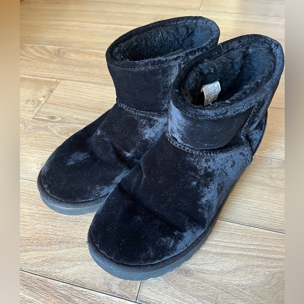 UGG Classic Mini Boots Black Size 8 Shearling Lined Cozy Winter Shoes